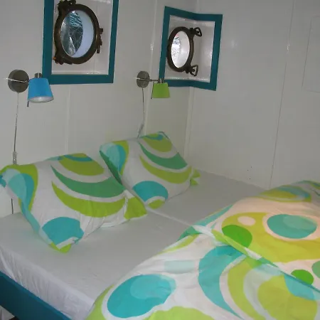 Boat & Breakfast Alhena Amesterdão